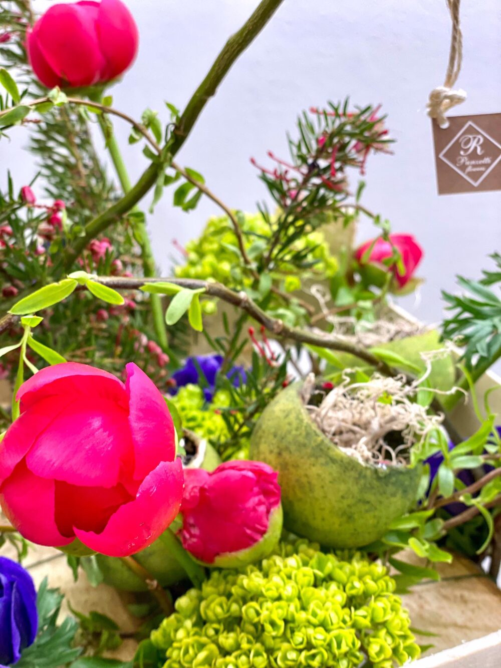 Bouquet in cassetta di Peonie Corallo e Viburnum - immagine 2