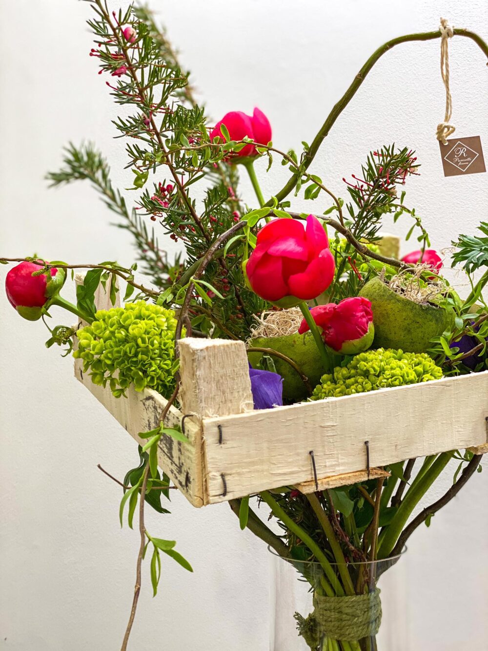 Bouquet in cassetta di Peonie Corallo e Viburnum - immagine 3