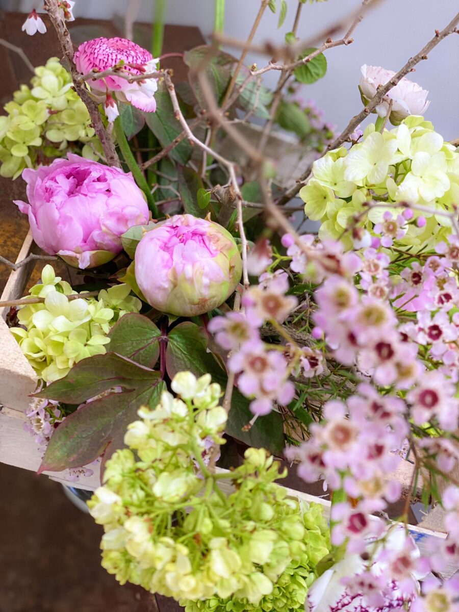 Bouquet in cassetta di Peonie e Ranuncoli - immagine 3