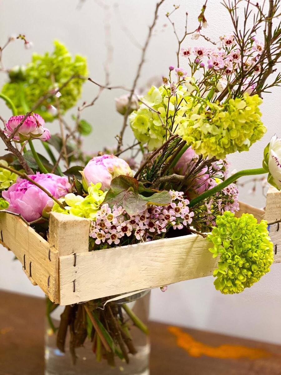 Bouquet in cassetta di Peonie e Ranuncoli - immagine 2