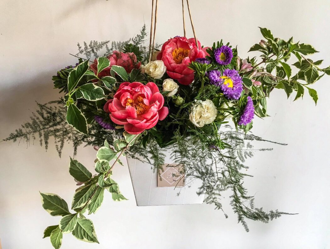 bouquet, roselline bianche, peonie