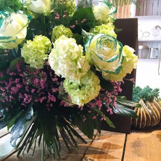 rose bianche, viburnum, bouquet