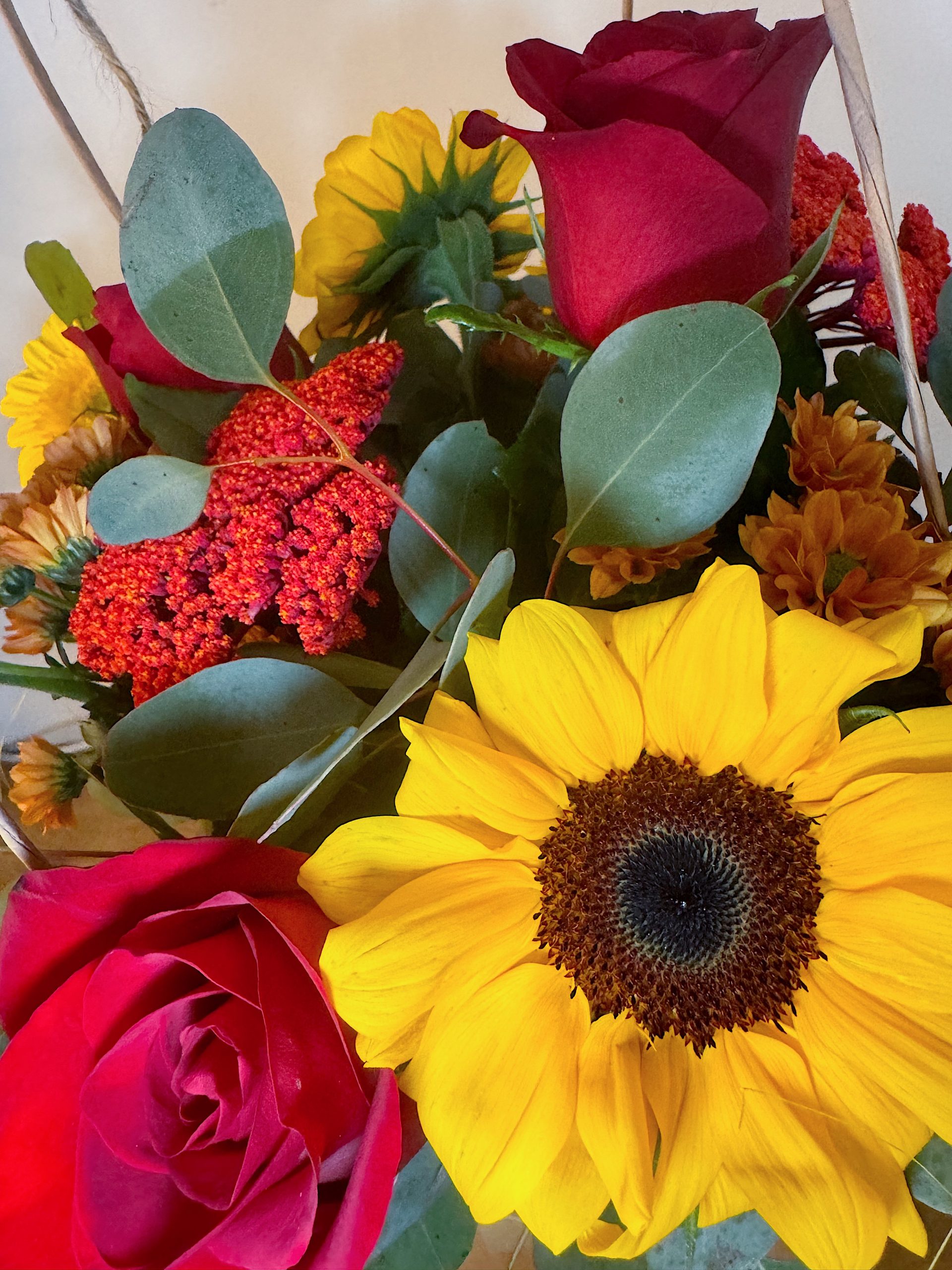 Renoir - Bouquet in box di Girasoli e Rose - immagine 2